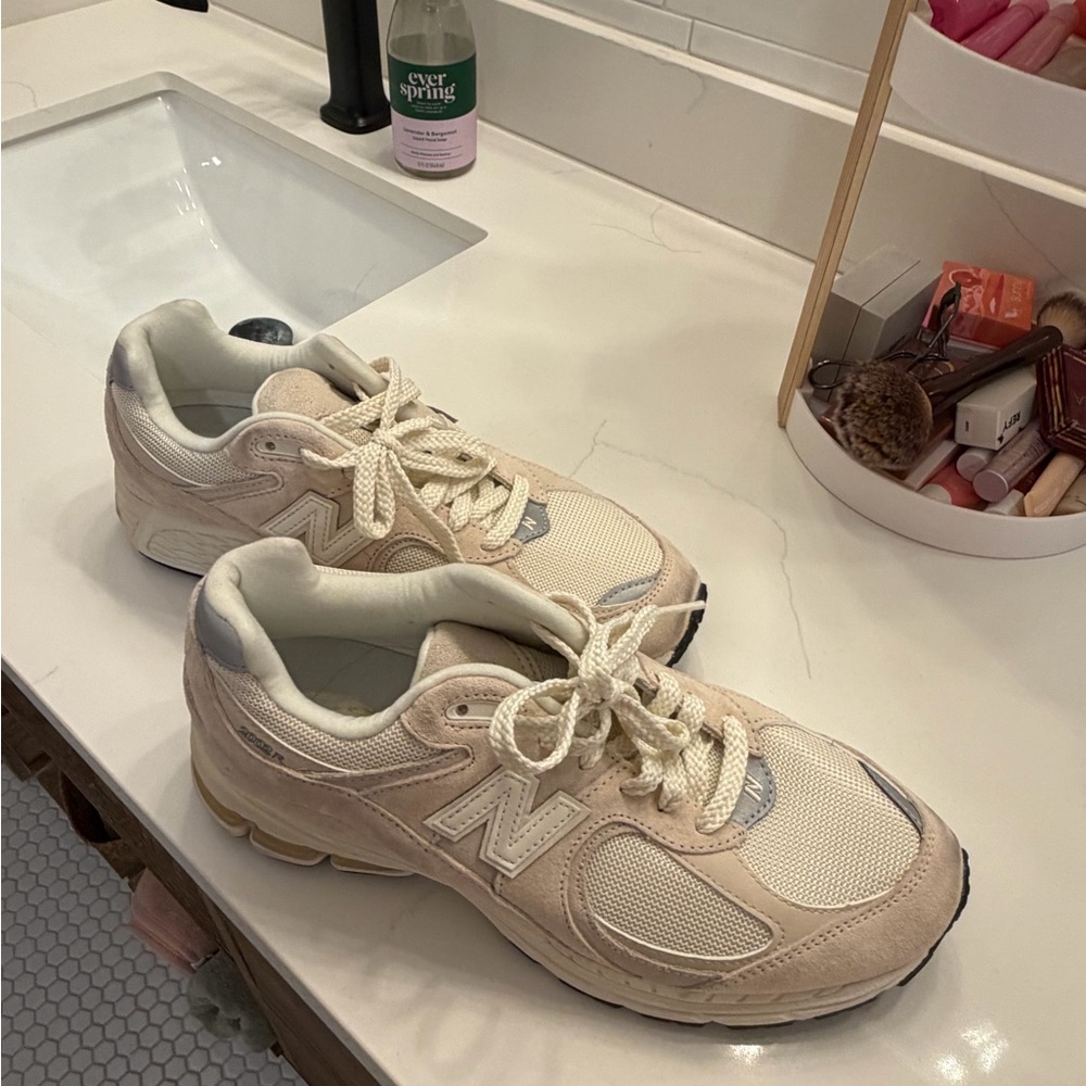New Balance Women's Beige and Gray Athletic Shoes - Picture 4 of 6